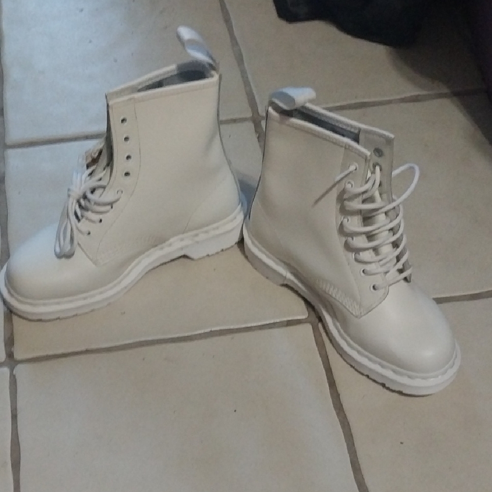 DOC MARTENS WHITE ON WHITE BOOTS SIZE 8 ♤ BRAND NEW ♤